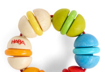 CPSC召回HABA彩虹摇铃磨牙玩具 HABA USA官方召回页产品图:Rainbow Rattle抓握磨牙玩具(货号2012261001)。CPSC召回页HTML对本机返回403,未改用Unsplash示意。