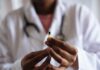 FDA批准真性红细胞增多症新药Mimrylo 医护人员手持注射器的示意照片,仅为说明皮下给药主题,并非Mimrylo包装或试验现场