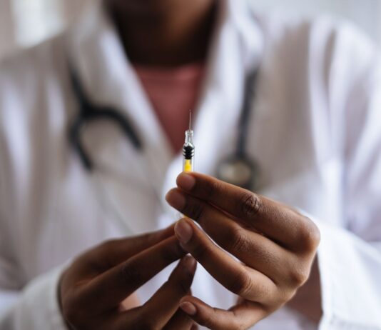 FDA批准真性红细胞增多症新药Mimrylo 医护人员手持注射器的示意照片,仅为说明皮下给药主题,并非Mimrylo包装或试验现场
