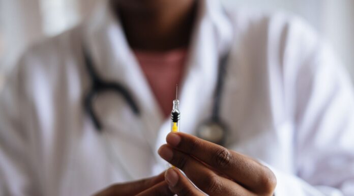 FDA批准真性红细胞增多症新药Mimrylo 医护人员手持注射器的示意照片,仅为说明皮下给药主题,并非Mimrylo包装或试验现场