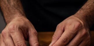 砧板上正在切配的新鲜辣椒示意，并非本次疫情中被召回的具体墨西哥辣椒批次