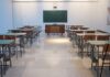 CDC发布2025–2026学年幼儿园接种数据 空教室课桌与黑板的示意照片,仅为说明幼儿园入学场景,并非特定学校、儿童或接种现场