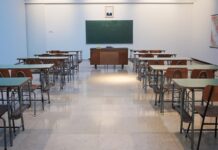 空教室课桌与黑板的示意照片，仅为说明幼儿园入学场景，并非特定学校、儿童或接种现场