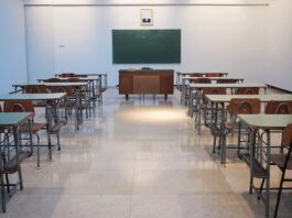 空教室课桌与黑板的示意照片，仅为说明幼儿园入学场景，并非特定学校、儿童或接种现场