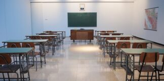 空教室课桌与黑板的示意照片，仅为说明幼儿园入学场景，并非特定学校、儿童或接种现场
