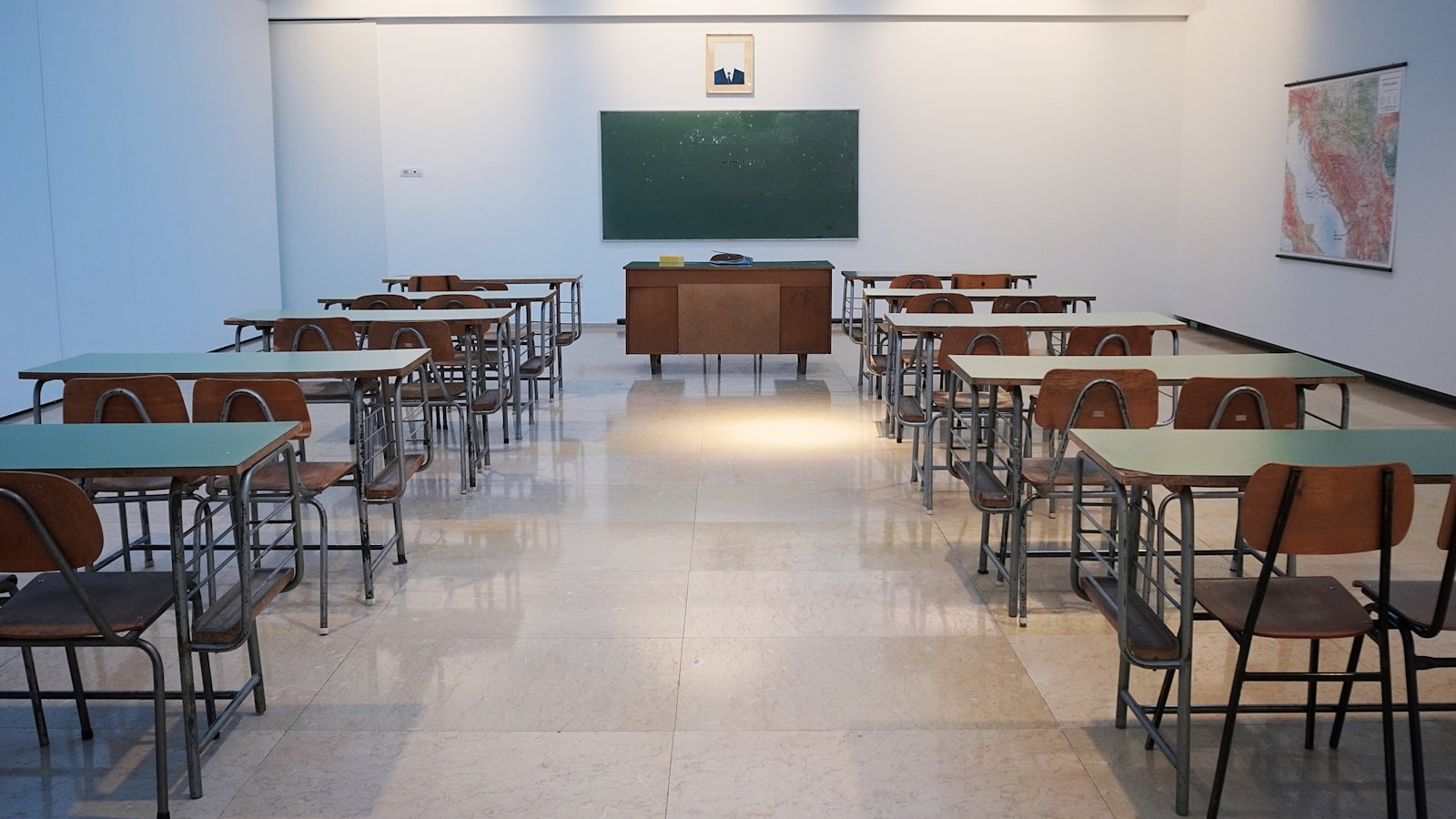 空教室课桌与黑板的示意照片,仅为说明幼儿园入学场景,并非特定学校、儿童或接种现场