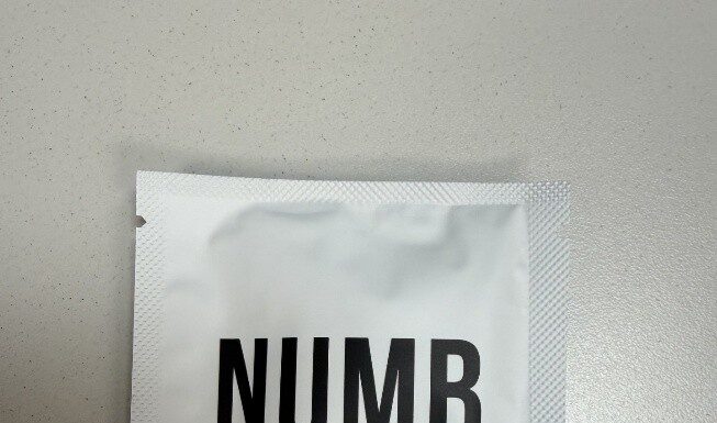CPSC召回页官方产品图：MD Wipe Outz含利多卡因麻木纹身湿巾铝箔包装正面（NUMB / Lidocaine Infused）