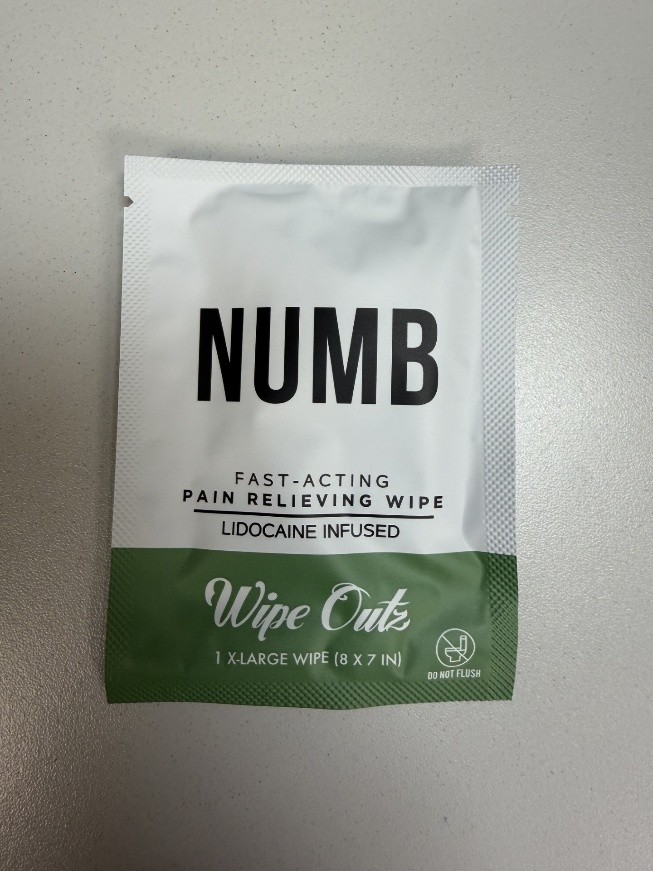 CPSC召回页官方产品图:MD Wipe Outz含利多卡因麻木纹身湿巾铝箔包装正面(NUMB / Lidocaine Infused)