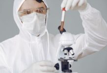 FDA批准胰腺癌靶向药Rasonque 实验室研究人员查看试管样本的示意照片,仅为说明医学研究主题,并非Rasonque临床试验现场