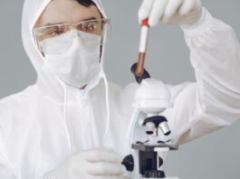 FDA批准胰腺癌靶向药Rasonque 实验室研究人员查看试管样本的示意照片,仅为说明医学研究主题,并非Rasonque临床试验现场
