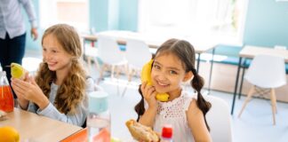学校午餐托盘与餐食的示意照片，仅为说明校园营养主题，并非DEPEND试点学区或特定食堂