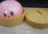 CPSC召回GIHNJSI挤压饺子玩具含水珠误食风险 CPSC召回页产品图:GIHNJSI Squeezy Dumplings挤压饺子玩具及竹蒸笼盒