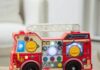CPSC召回Melissa & Doug消防车活动板玩具窒息风险 CPSC召回页产品图:Melissa & Doug Lights & Sounds Fire Truck Activity Board红色消防车玩具