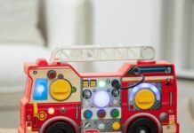 CPSC召回Melissa & Doug消防车活动板玩具窒息风险 CPSC召回页产品图:Melissa & Doug Lights & Sounds Fire Truck Activity Board红色消防车玩具