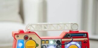 CPSC召回页产品图：Melissa & Doug Lights & Sounds Fire Truck Activity Board红色消防车玩具