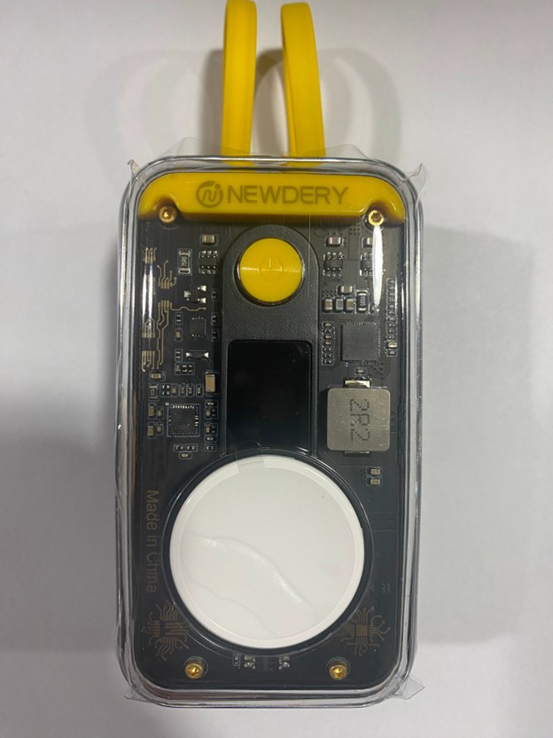 CPSC召回页产品图：NEWDERY ZHX-PB22黑色充电宝配黄色线缆