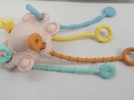 CPSC召回页产品图：SHEIN Pull & Chew蒙特梭利粉色拉绳牙胶
