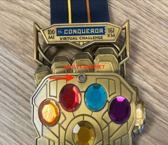CPSC召回通告中的Avengers Infinity Gauntlet奖牌产品图